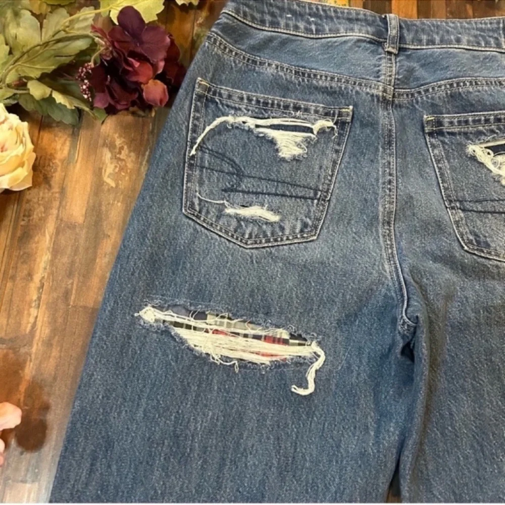 AMERICAN EAGLE NWT High Rise Distressed Plaid Patch Mom Jeans 8 - Picture 11 of 13